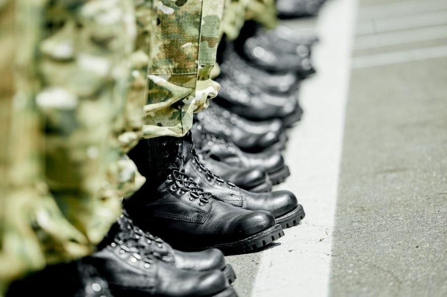 Πόδια στρατιωτών σε στοίχιση με παραλλαγή και άρβυλα.